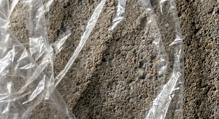 Pare-vapeur sous parquet stratifié : Est-ce obligatoire ? - Parquet stratifié : Le guide ultime du pare-vapeur (2026) - Pourquoi mettre un pare-vapeur sous un stratifié ? Gros plan sur la pose d'un film polyane protecteur